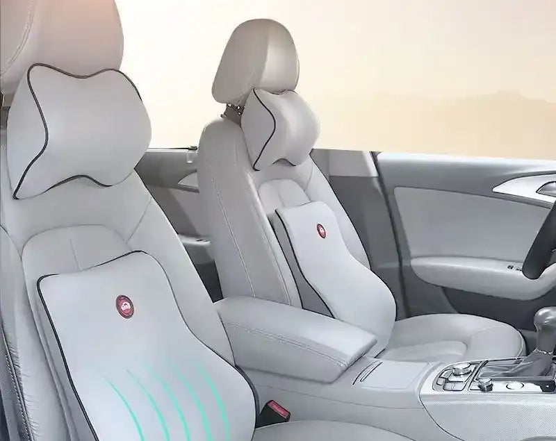 Cojín de soporte lumbar gris colocado en el respaldo de un asiento de coche